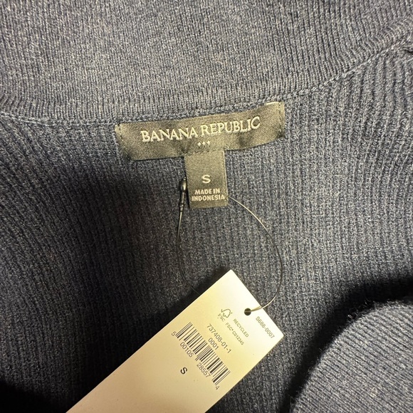 Banana Republic Women's V-Neck Sweater in Gray NWT - Picture 4 of 7